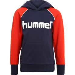 Hummel HOODIE Bluza z kapturem peacoat. Czerwone bluzy męskie z kapturem marki Hummel, z bawełny. Za 189,00 zł.