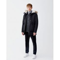 Parka z futrzanym kapturem. Czarne płaszcze męskie Pull&Bear, m, bez wzorów, z futra. Za 299,00 zł.