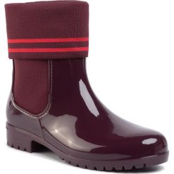 Kalosze TAMARIS - 1-25470-33 Merlot 537. Czerwone kalosze damskie Tamaris, bez wzorów, z tworzywa sztucznego. W wyprzedaży za 149,00 zł.