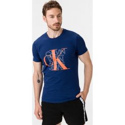 Calvin Klein Koszulka Niebieski. Niebieskie podkoszulki męskie Calvin Klein, xl, z nadrukiem, z bawełny, bez kołnierzyka, z krótkim rękawem, krótkie. Za 204,95 zł.