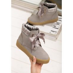 Szare Botki Brown Eyed Girl. Szare botki damskie Renee, z satyny, bez obcasa, na płaskiej podeszwie, bez zapięcia. Za 119,99 zł.