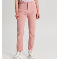 Jeansy Straight - Różowy. Różowe jeansy damskie Cropp. W wyprzedaży za 39,99 zł.