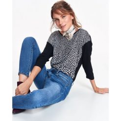 LUŹNY T-SHIRT DAMSKI W GROSZKI Z ZAOKRĄGLONYM TYŁEM. Czarne t-shirty damskie Top Secret, w grochy, z dzianiny, bez kołnierzyka. W wyprzedaży za 19,99 zł.
