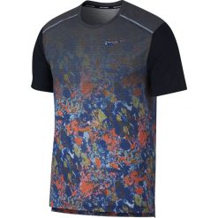 Koszulka Nike Rise 365 Short-Sleeve Printed Top M Multikolor. Szare koszulki męskie Nike, s, z nadrukiem, z tkaniny, bez kołnierzyka, z krótkim rękawem, krótkie, do biegania. Za 159,99 zł.