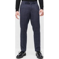 Spodnie garniturowe w kratę slim fit - Granatowy. Niebieskie spodnie garniturowe męskie Reserved, bez wzorów. Za 169,99 zł.
