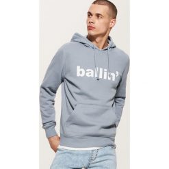 Bluza z napisem - Niebieski. Niebieskie bluzy męskie rozpinane marki House, l, z napisami. Za 89,99 zł.