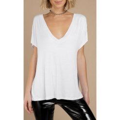 Damski t-shirt FARIN WHITE. Białe t-shirty damskie IVET, bez wzorów, bez kołnierzyka. W wyprzedaży za 49,00 zł.