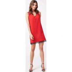 Sukienka wizytowa trapezowa czerwona - xl. Czerwone sukienki damskie e-margeritka.pl, xl, bez wzorów, z poliesteru, eleganckie, bez rękawów, bez kaptura. Za 158,99 zł.