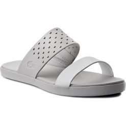 Klapki LACOSTE - Natoy Sandal 117 1 CAW 7-33CAW10242Q5 Lt Gry/Wht. Białe klapki damskie marki Lacoste, bez wzorów, ze skóry, bez obcasa. W wyprzedaży za 309,00 zł.