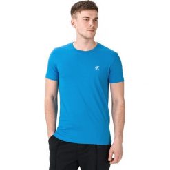Calvin Klein Essentials Koszulka Niebieski. Niebieskie podkoszulki męskie Calvin Klein, s, bez wzorów, z bawełny, bez kołnierzyka, krótkie. Za 147,95 zł.