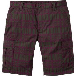 Bermudy bojówki Loose Fit bonprix oliwkowo-jeżynowy w kratę. Zielone spodenki i szorty męskie bonprix, m, bez wzorów. Za 99,99 zł.