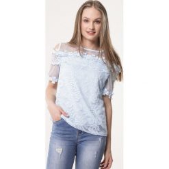 Niebieska Bluzka Adverse. Niebieskie bluzki damskie Born2be, s, w koronkowe wzory, z dzianiny, z okrągłym kołnierzem, z krótkim rękawem. Za 39,99 zł.