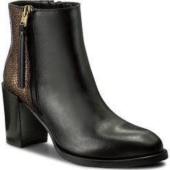 Botki TOMMY HILFIGER - Penelope 14C1 FW0FW01895 Black 990. Czarne buty zimowe damskie marki TOMMY HILFIGER, z materiału, z okrągłym noskiem, na obcasie. W wyprzedaży za 419,00 zł.