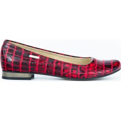 Klasyczne baleriny na obcasie - skóra naturalna - model 008 - kolor czarno-czerwony krokodyl. Czerwone baleriny damskie Zapato, bez wzorów, ze skóry, eleganckie, na niskim obcasie, na obcasie. W wyprzedaży za 179,40 zł.