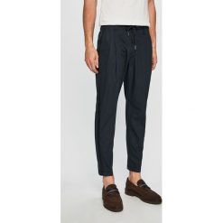 Armani Exchange - Spodnie. Niebieskie spodnie męskie Armani Exchange, na co dzień, bez wzorów, z bawełny, casualowe. W wyprzedaży za 379,90 zł.
