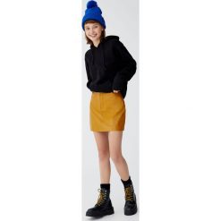 Minispódniczka ze sztucznej skóry z pięcioma kieszeniami. Czarne spódniczki skórzane Pull&Bear. Za 89,90 zł.