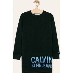 Calvin Klein Jeans - Sukienka dziecięca 116-176 cm. Różowe sukienki dziewczęce Calvin Klein Jeans, z nadrukiem, z bawełny, casualowe, z długim rękawem, długie, maxi, proste. Za 299,90 zł.