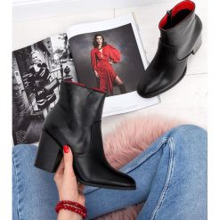 Botki damskie Sixth Sens C691 Czarne. Czarne botki damskie Sixth Sens, z tworzywa sztucznego, eleganckie, bez obcasa, na obcasie, bez zapięcia. Za 149,00 zł.