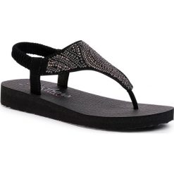 Sandały SKECHERS - New Moon 32919/BLK Black. Czarne klapki damskie Skechers, z aplikacjami, z tworzywa sztucznego, bez obcasa. Za 159,00 zł.