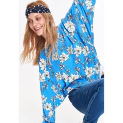 Bluzka w kwiaty z ozdobnymi taśmami. Niebieskie bluzki damskie Top Secret, w kwiaty, z dekoltem na plecach, z długim rękawem. W wyprzedaży za 39,99 zł.