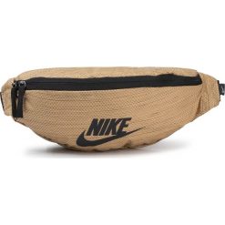 Saszetka nerka NIKE - BA6403 750 Beżowy. Brązowe nerki damskie Nike, bez wzorów, z materiału, młodzieżowe, bez dodatków. Za 79,00 zł.