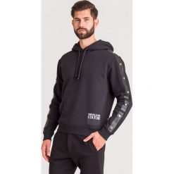 BLUZA VERSACE JEANS COUTURE. Niebieskie bluzy męskie Versace Jeans Couture, xl, z aplikacjami, z bawełny, z kapturem, bez rękawów, bez kaptura. Za 1599,00 zł.