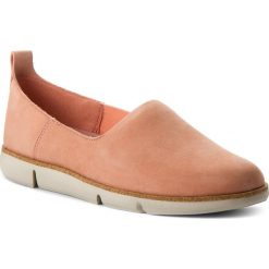 Półbuty CLARKS - Tri Curve 261325394 Pink Nubuck. Czerwone półbuty damskie skórzane marki Clarks, na płaskiej podeszwie. W wyprzedaży za 269,00 zł.