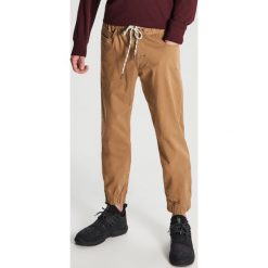 Joggery basic - Beżowy. Brązowe spodnie męskie Cropp, m, bez wzorów. Za 99,99 zł.