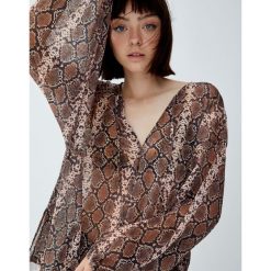 Bluzka z dekoltem w serek w wężowy wzór. Brązowe koszulki damskie Pull&Bear, bez wzorów, z dekoltem w serek. Za 79,90 zł.