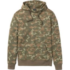 Bluza z kapturem Slim Fit bonprix oliwkowy z nadrukiem. Zielone bluzy męskie bonprix, s, z nadrukiem, z kapturem, bez rękawów, z kapturem. Za 89,99 zł.