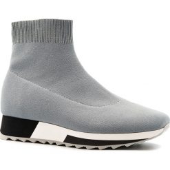Szare sportowe sneakersy socks na białej podeszwie 256B. Szare buty sportowe damskie Neścior, z tkaniny. W wyprzedaży za 239,00 zł.