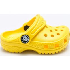 Crocs - Klapki dziecięce. Żółte sandały dziewczęce Crocs, z materiału, z okrągłym noskiem, bez zapięcia. Za 119,90 zł.