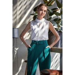 Bluzka bez rękawów z wywijaną stójką - szara. Szare bluzki damskie Style, s, bez wzorów, z elastanu, ze stójką, bez rękawów. W wyprzedaży za 71,00 zł.