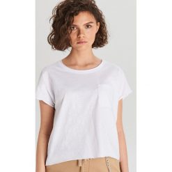 Koszulka z kieszenią - Biały. Białe koszulki damskie Cropp, s, bez wzorów, bez kołnierzyka, bez rękawów. Za 24,99 zł.