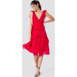 NA-KD Boho Szyfonowa sukienka z odkrytymi plecami - Red. Czerwone sukienki damskie NA-KD Boho, bez wzorów, z szyfonu, boho, z falbankami, bez rękawów. Za 181,95 zł.