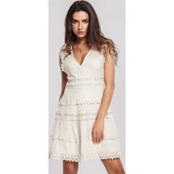 Jasnobeżowa Sukienka Basal. Brązowe sukienki damskie Renee, na lato, m, bez wzorów, z tkaniny, bez kołnierzyka, bez rękawów, mini. Za 189,99 zł.