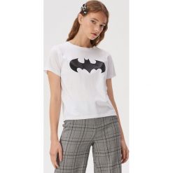 Bawełniana koszulka Batman - Biały. Białe koszulki damskie Sinsay, xl, z motywem z bajki, z bawełny, bez kołnierzyka, bez rękawów. Za 24,99 zł.