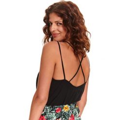 Top na cienkich ramiączkach z fantazyjnym tyłem. Czarne bluzki damskie Top Secret, bez wzorów, eleganckie, z dekoltem w serek, bez rękawów. W wyprzedaży za 29,99 zł.
