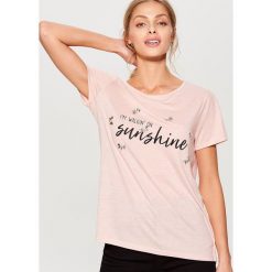 Długa koszulka z brokatowym połyskiem - Różowy. Czerwone t-shirty damskie Mohito, l. Za 39,99 zł.