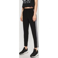 Tally Weijl - Spodnie. Czarne spodnie damskie TALLY WEIJL, bez wzorów, z elastanu, casualowe. W wyprzedaży za 49,90 zł.