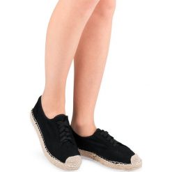 Półbuty damskie Ideal Shoes U-6270 Czarne. Czarne półbuty damskie Ideal Shoes, bez wzorów, z tworzywa sztucznego, eleganckie, bez obcasa, na koturnie, na sznurówki. Za 70,00 zł.