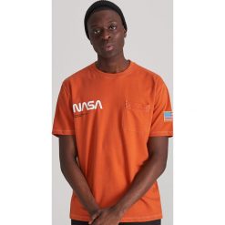 T-shirt NASA - Pomarańczowy. Pomarańczowe t-shirty męskie Reserved, s. Za 59,99 zł.