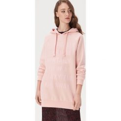 Długa bluza z napisem - Różowy. Różowe bluzy damskie Sinsay, s, z napisami, długie. W wyprzedaży za 29,99 zł.