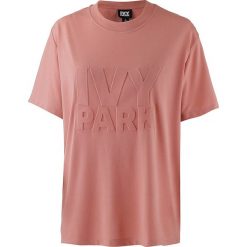 Koszulka w kolorze jasnoróżowym. Różowe koszulki damskie Street & Sports Wear, xs, z nadrukiem, z okrągłym kołnierzem. W wyprzedaży za 77,95 zł.