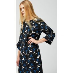 Sukienka z nadrukiem. Sukienki damskie Moodo, s, z nadrukiem, bez kołnierzyka, bez rękawów. Za 29,99 zł.