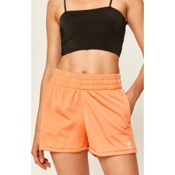 Adidas Originals - Szorty. Spodenki sportowe damskie adidas Originals, m, z aplikacjami, z poliesteru, sportowe. Za 99,90 zł.