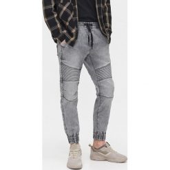 Jeansowe joggery - Jasny szary. Szare spodnie męskie Cropp, m, z jeansu. Za 149,99 zł.