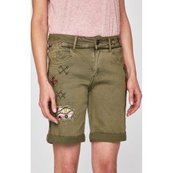 Desigual - Szorty. Żółte szorty damskie Desigual, z haftami, z elastanu, casualowe. W wyprzedaży za 179,90 zł.