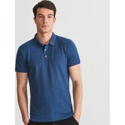 Koszulka polo ze strukturalnej dzianiny - Niebieski. Niebieskie koszulki męskie marki Reserved, s, bez wzorów, z dzianiny, polo, bez rękawów. Za 79,99 zł.
