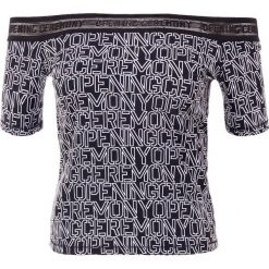 Opening Ceremony STENCIL OFF THE SHOULDER Tshirt z nadrukiem black multi. Czarne t-shirty damskie marki Opening Ceremony, z nadrukiem, z elastanu. Za 889,00 zł.